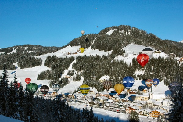 Blick auf Filzmoos in den Ballonwochen © Alfred Hahn