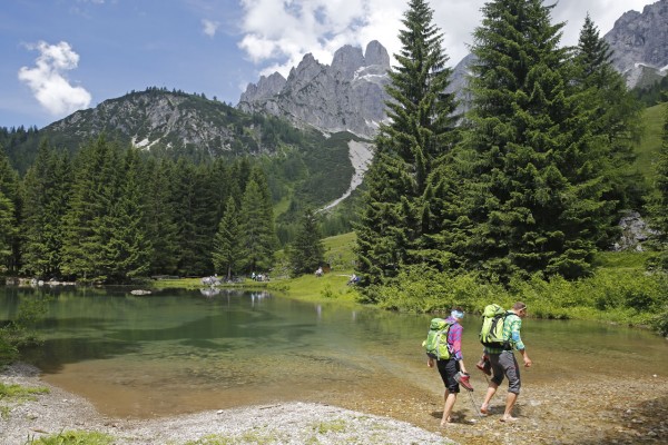 Erfrischung nach dem Wandern im Almsee © Raffalt