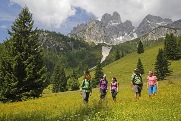 Familienwanderung vor der Kulisse der Bischofsmütze © Raffalt